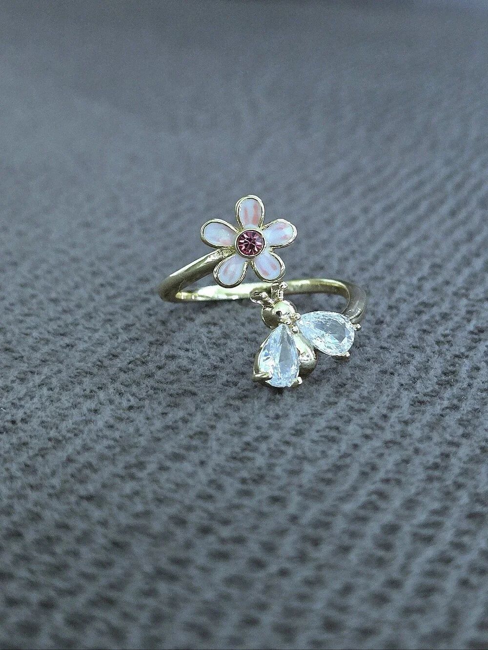 La Meno Flower🌸 and Bee🐝 Bypass Ring💍 - NIB